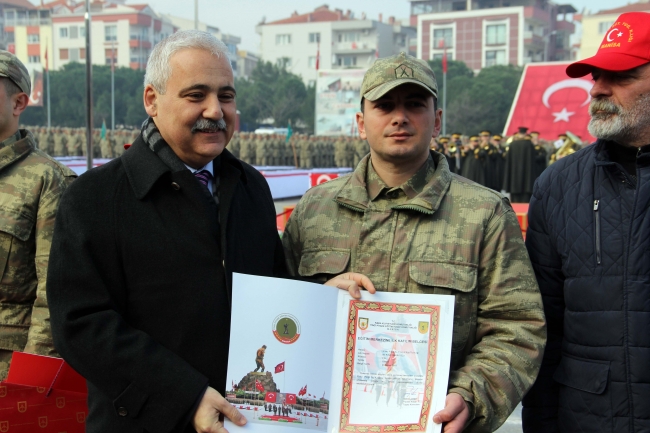 Komandolardan zeybek, horon ve halay performansı